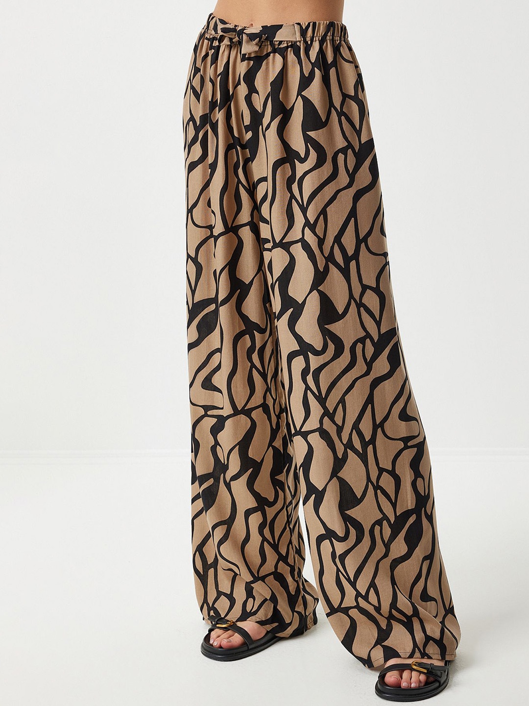 

Happiness istanbul Women Printed High-Rise Trousers, Brown