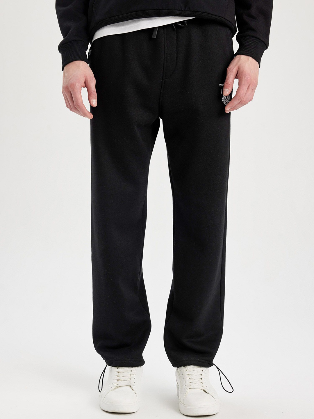 

DeFacto Men Solid Regular Trousers, Black
