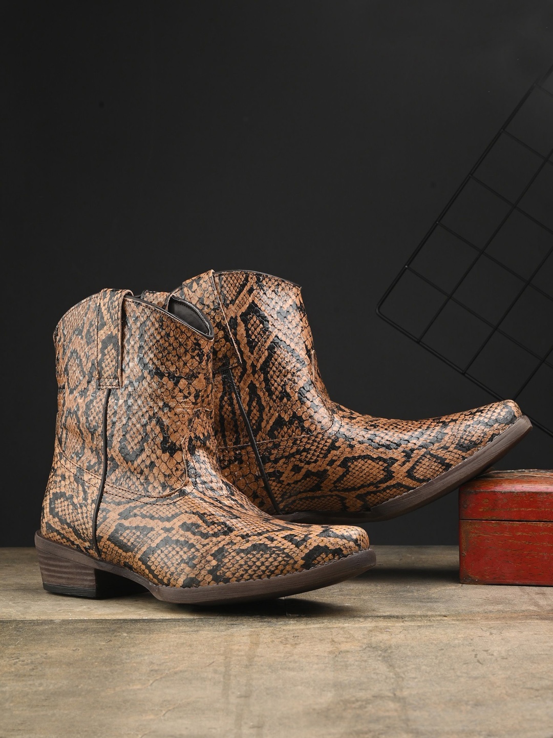 

CARLO ROMANO Women Casual Block Heeled Chelsea Boots, Brown
