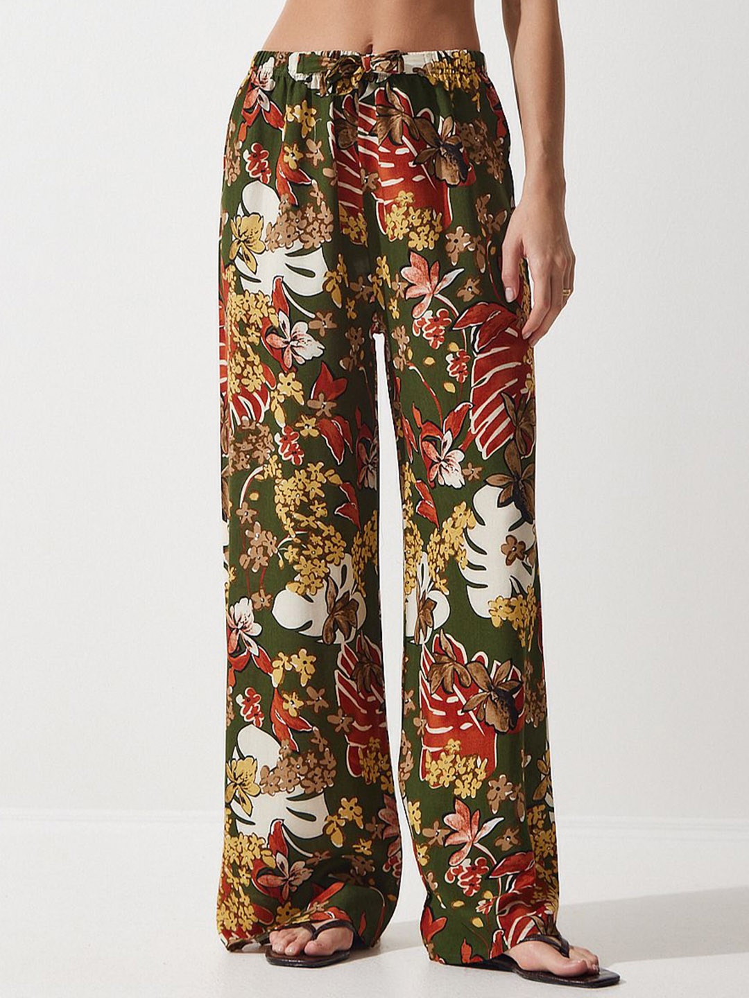 

Happiness istanbul Women Floral Printed High-Rise Trousers, Green