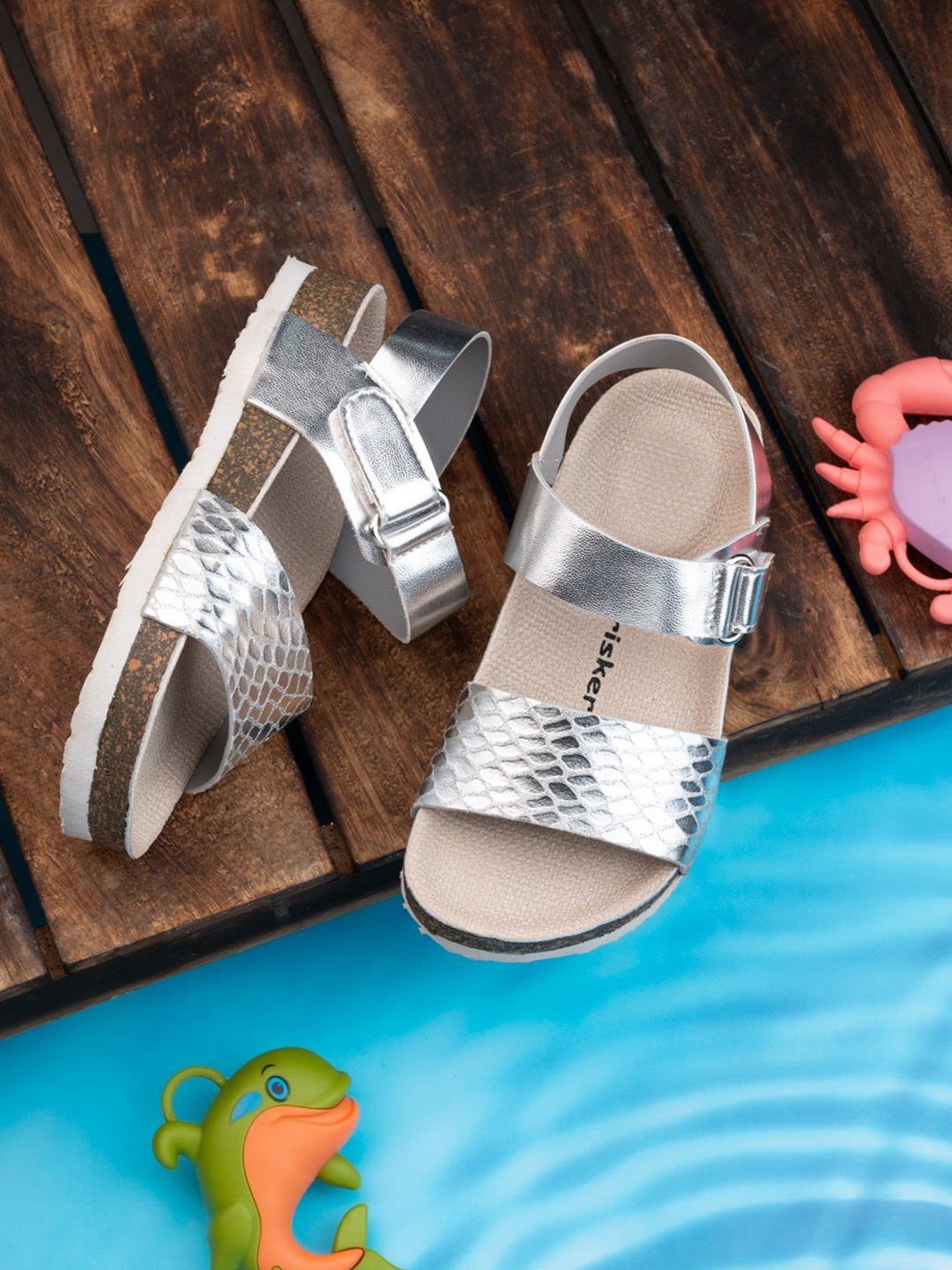 

BRISKERS Girls Textured Flats, Silver