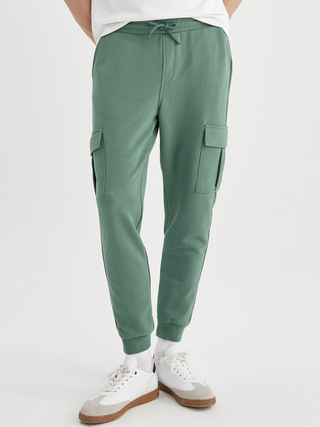 

DeFacto Men Solid Cargos Trousers, Sea green