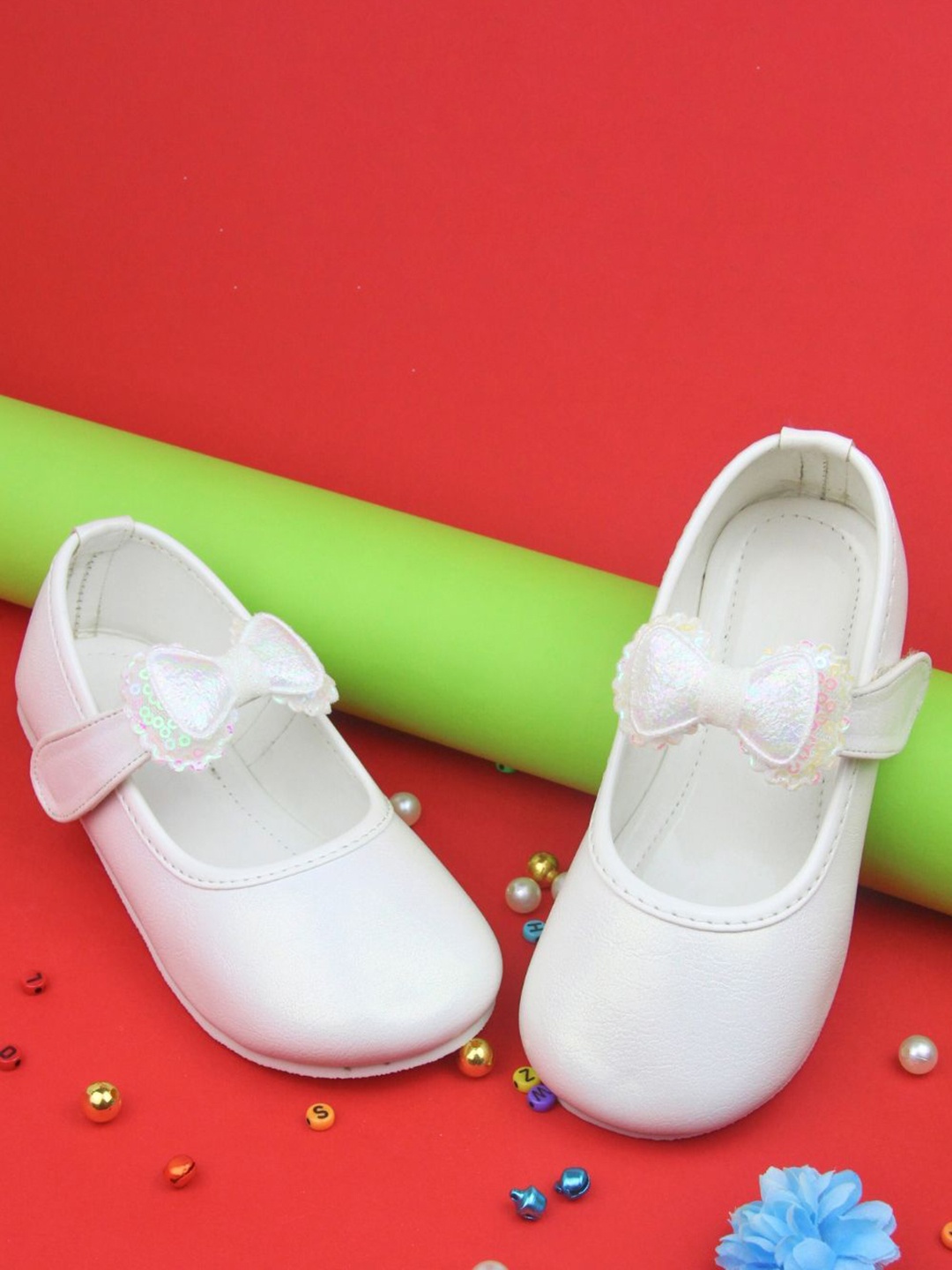 

NESKA MODA Girls Ballerinas with Bows Flats, White