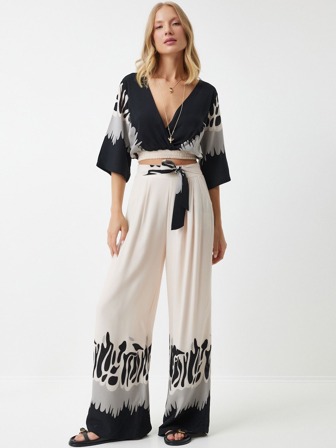 

Happiness istanbul Printed Top With Trousers, Black