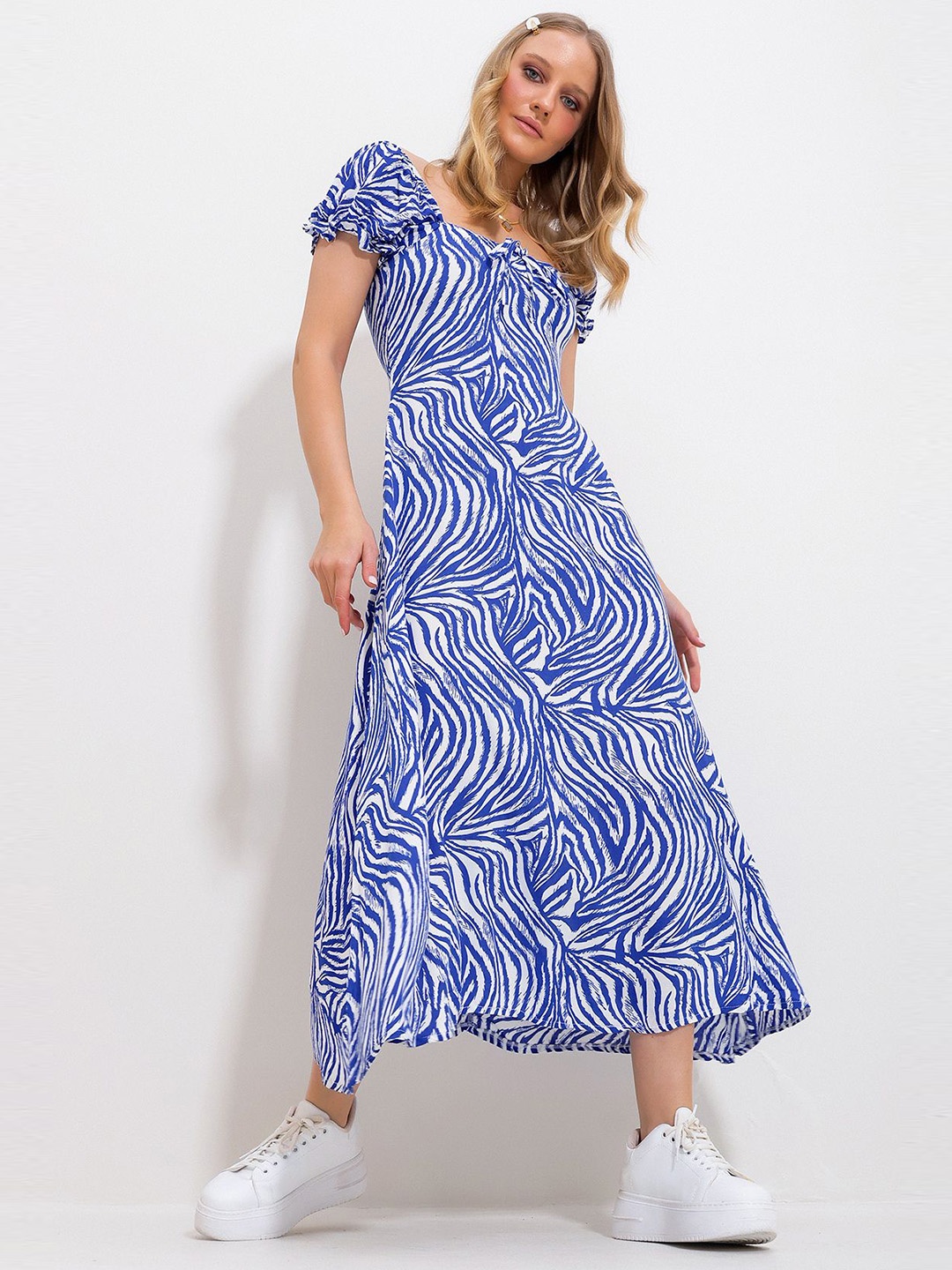 

Trend Alacati stili Printed Puff Sleeves Maxi Dress, Blue
