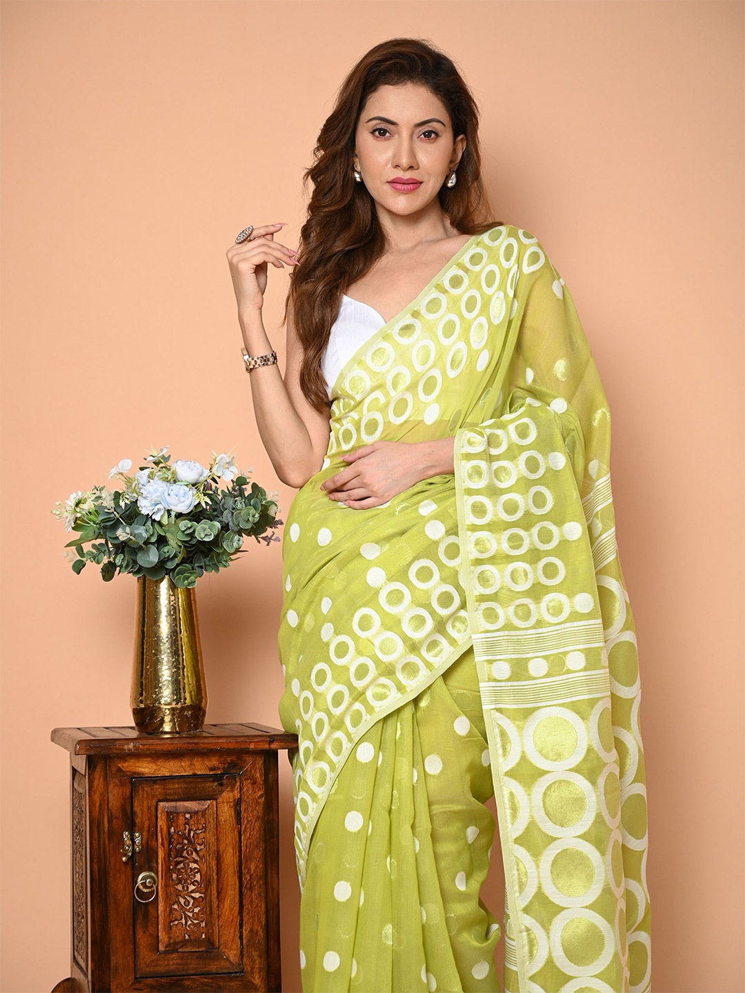 

BEATITUDE Woven Design Pure Cotton Saree, Green