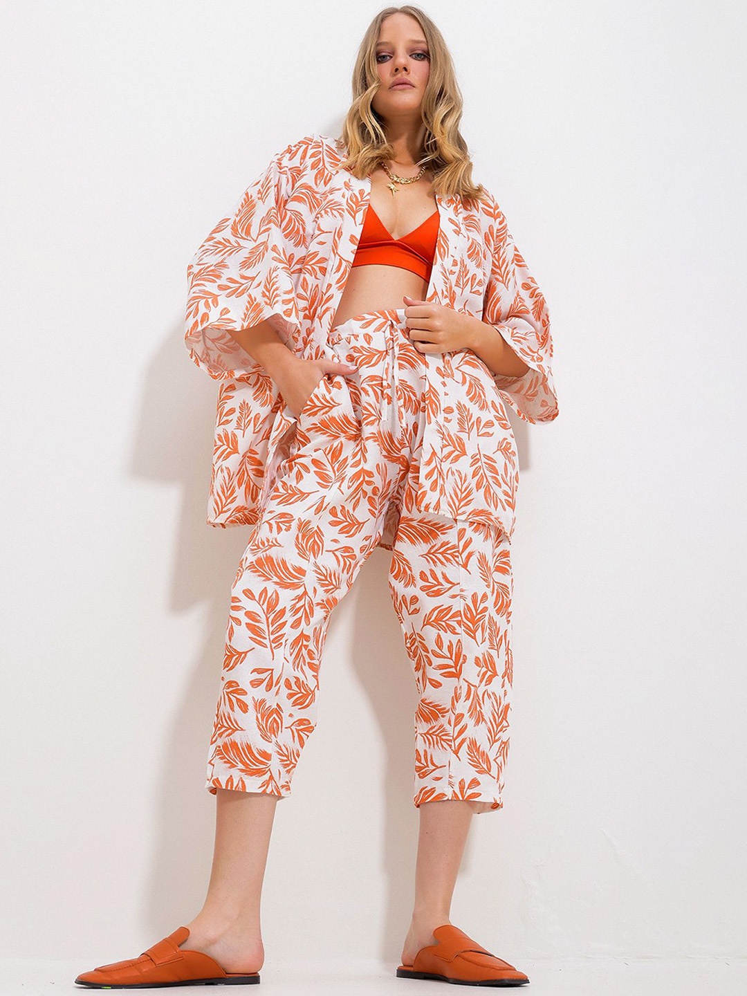 

Trend Alacati stili Floral Printed Flared Sleeves Shirt With Capris, Orange