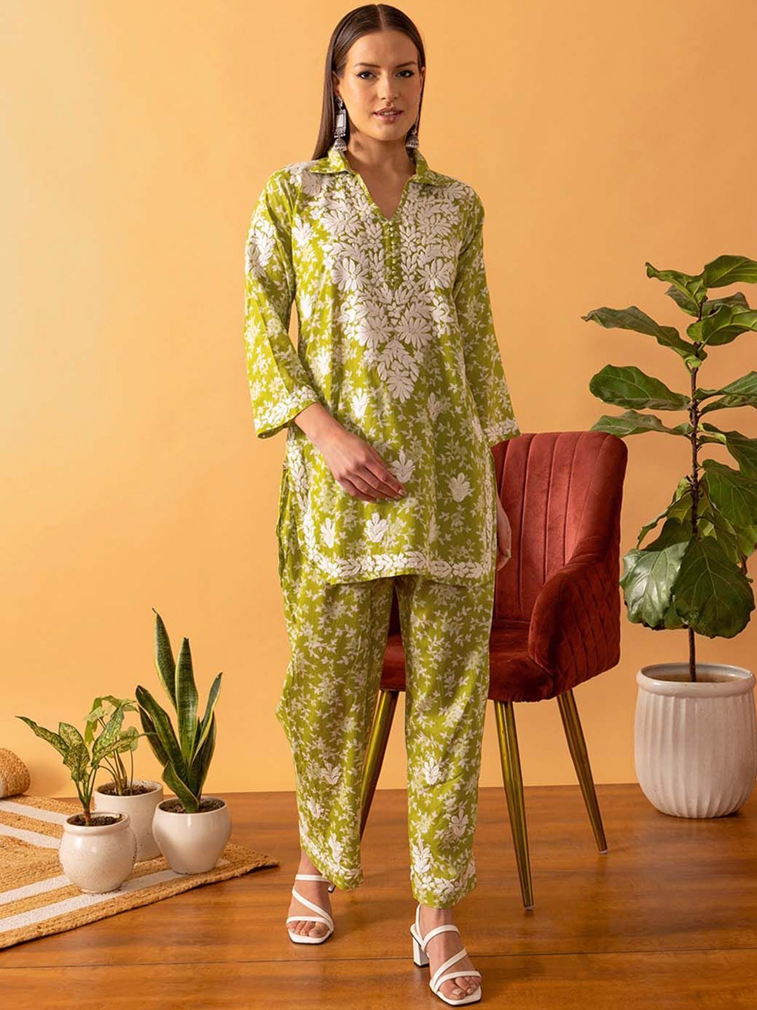 

ADA Women Floral Embroidered Regular Chikankari Pure Cotton Kurti with Trousers, Green