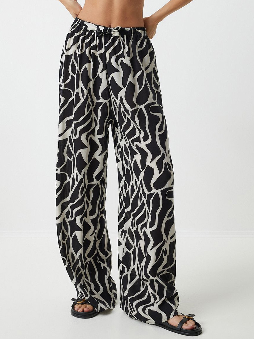 

Happiness istanbul Women Printed Parallel Trousers, Black
