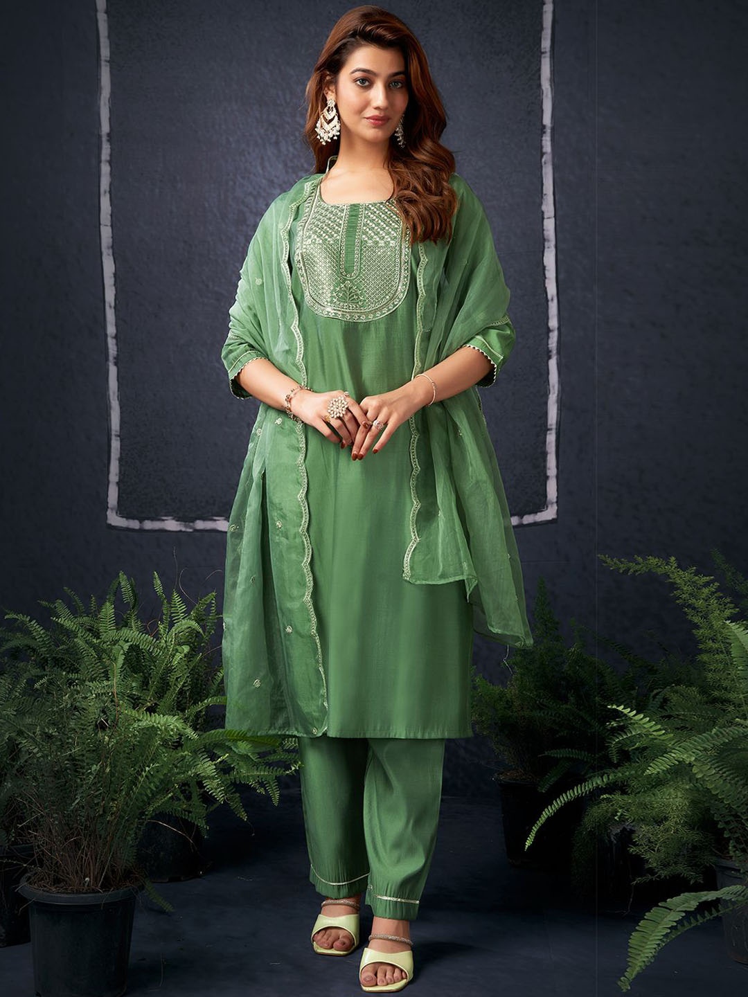 

SKYLEE Ethnic Motifs Embroidered Sequinned Straight Kurta With Trouser & Dupatta, Green