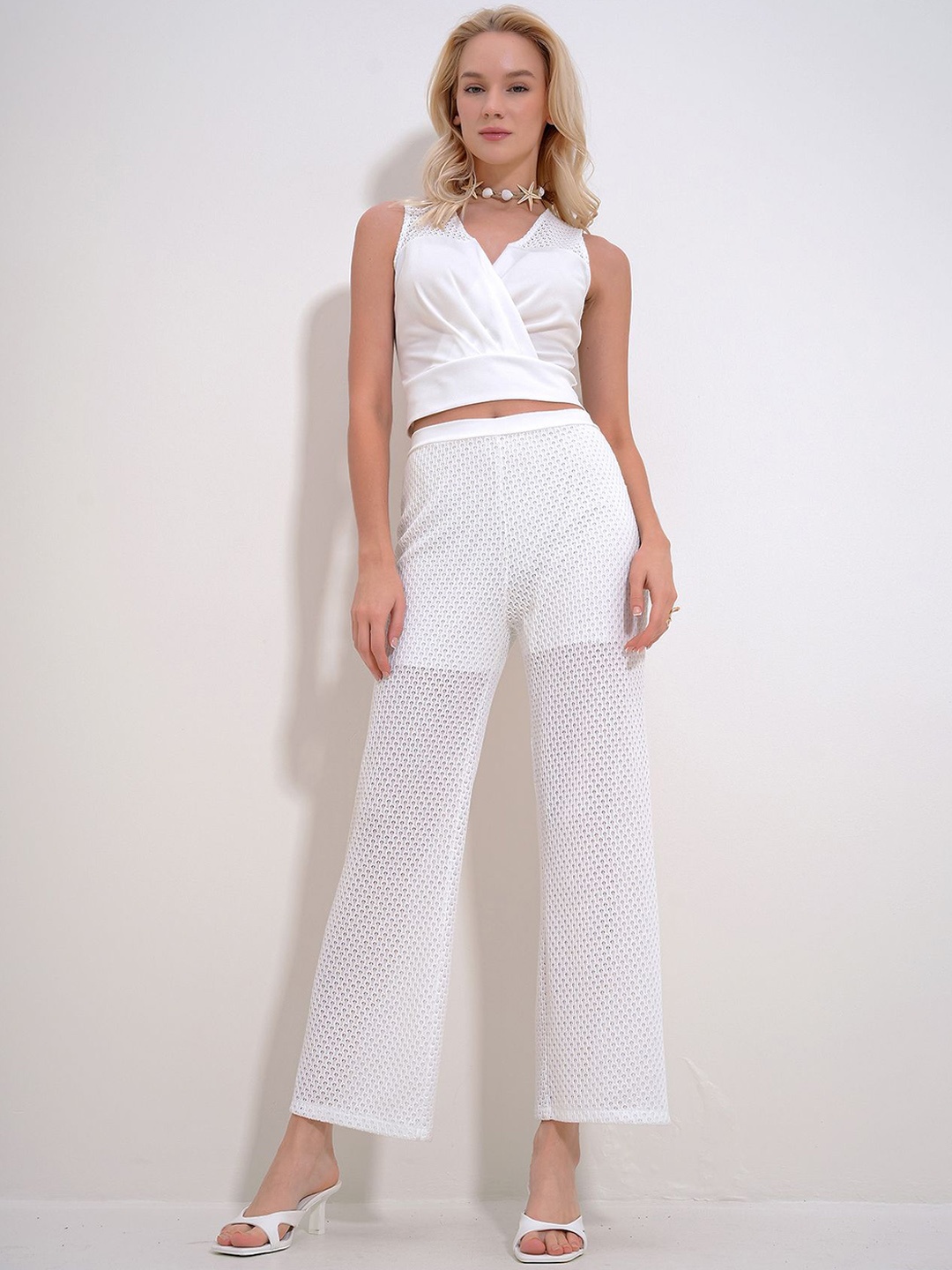 

Trend Alacati stili V-Neck Sleeveless Top With Trousers, White