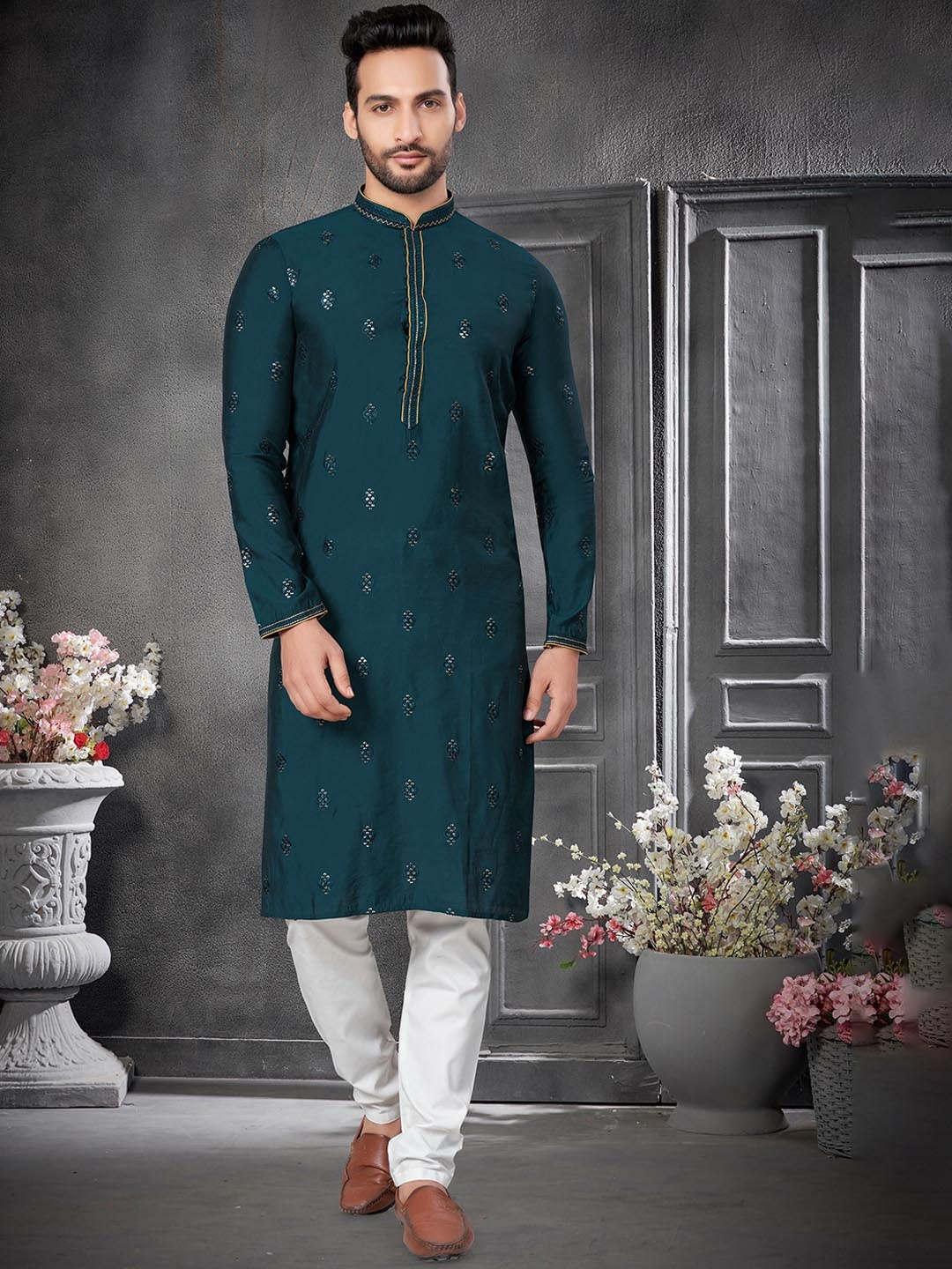 

BERISTON Floral Embroidered Sequinned Chanderi Silk Straight Kurta with Pyjamas, Green