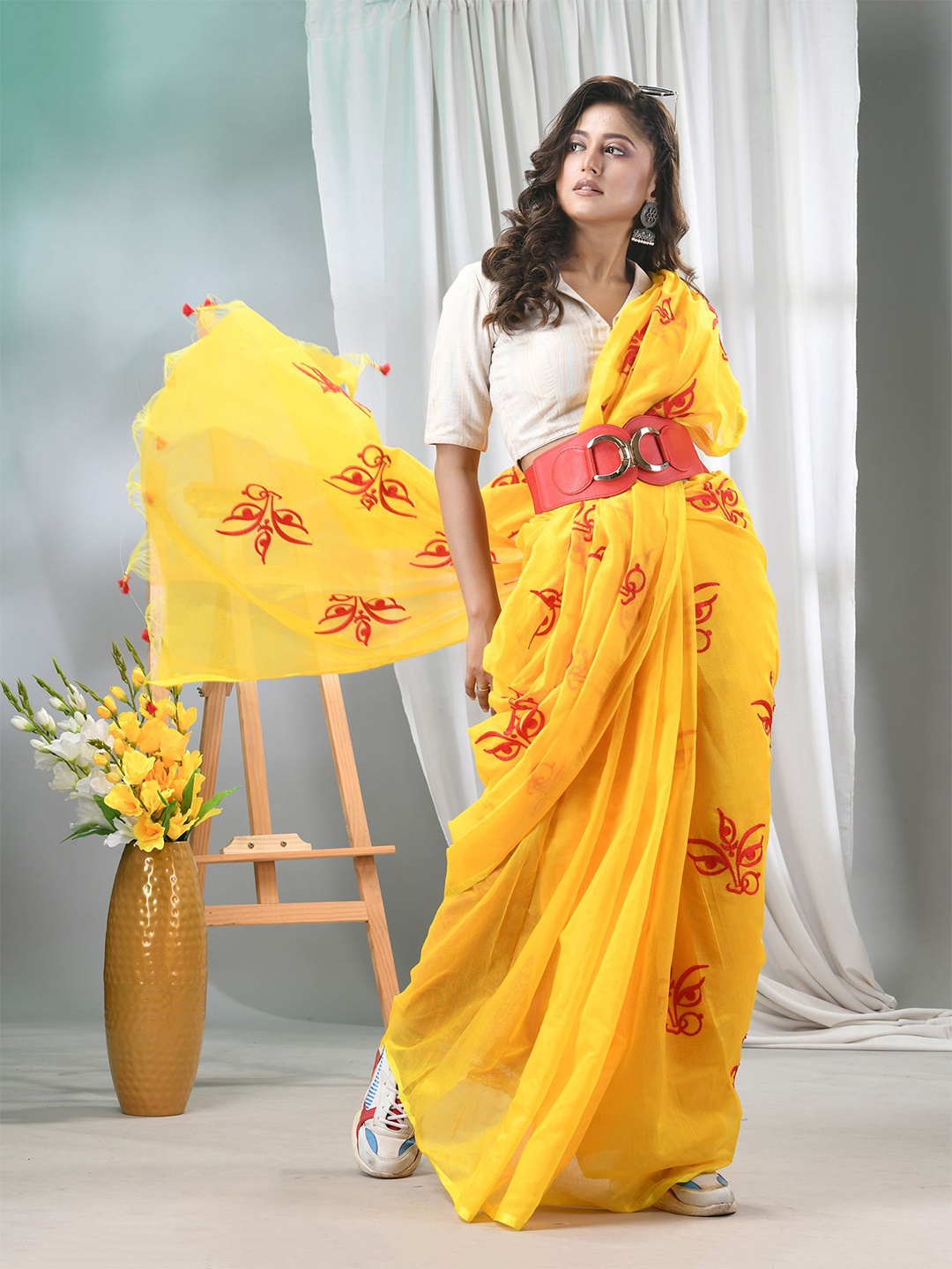 

TANTLOOM Ethnic Motifs Embroidered Saree, Yellow