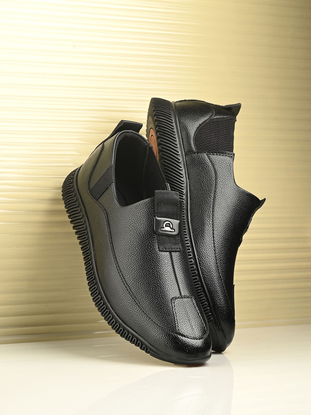 

SERVER Men Textured Lightweight Slip-On Sneakers, Black