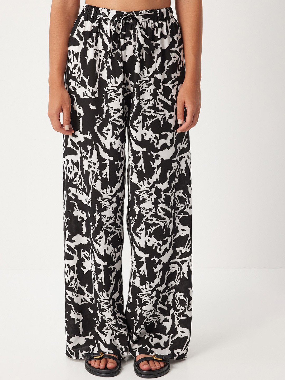 

Happiness istanbul Women Floral Printed Trousers, Black