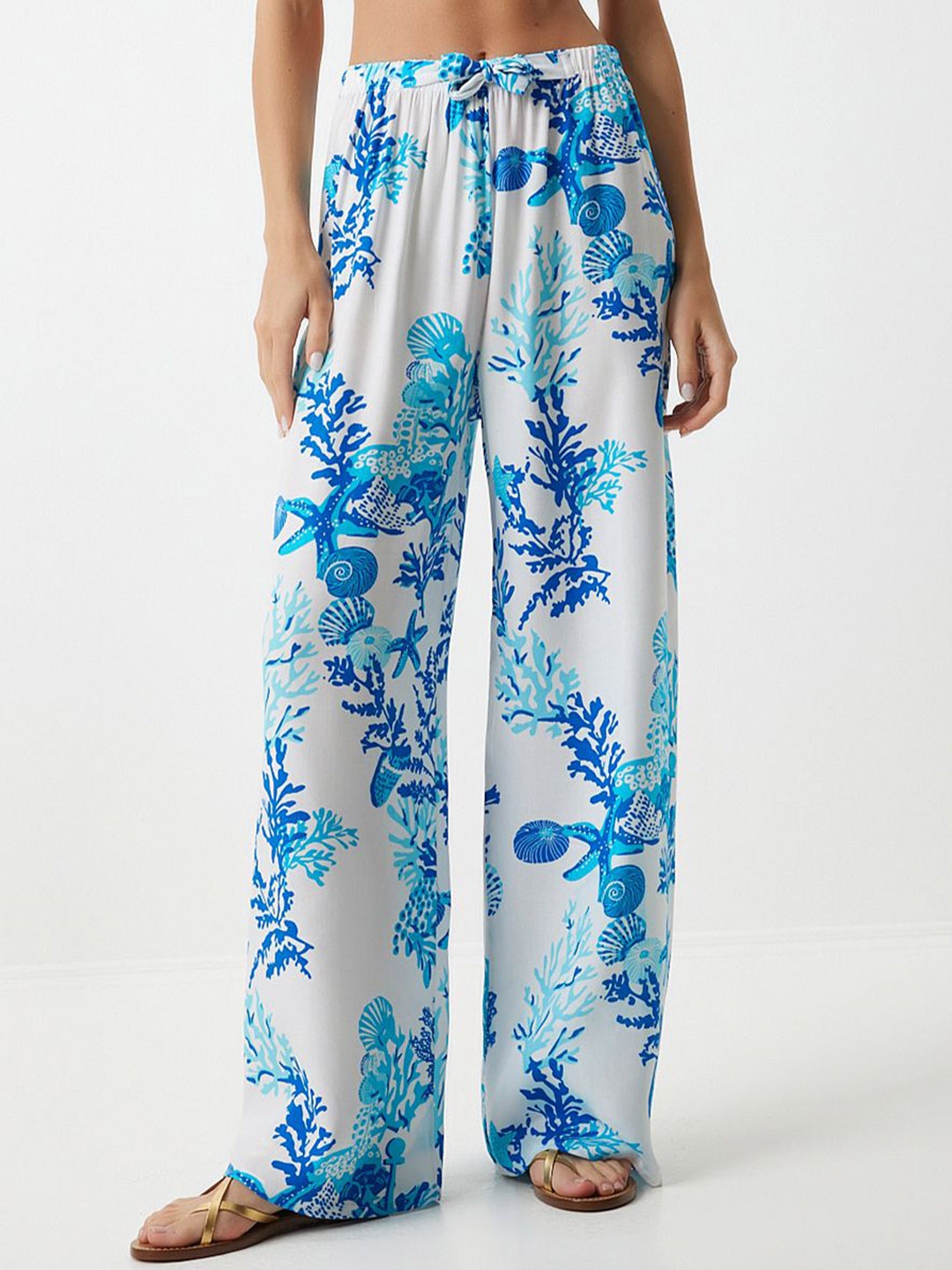 

Happiness istanbul Women Floral Printed Trousers, Blue