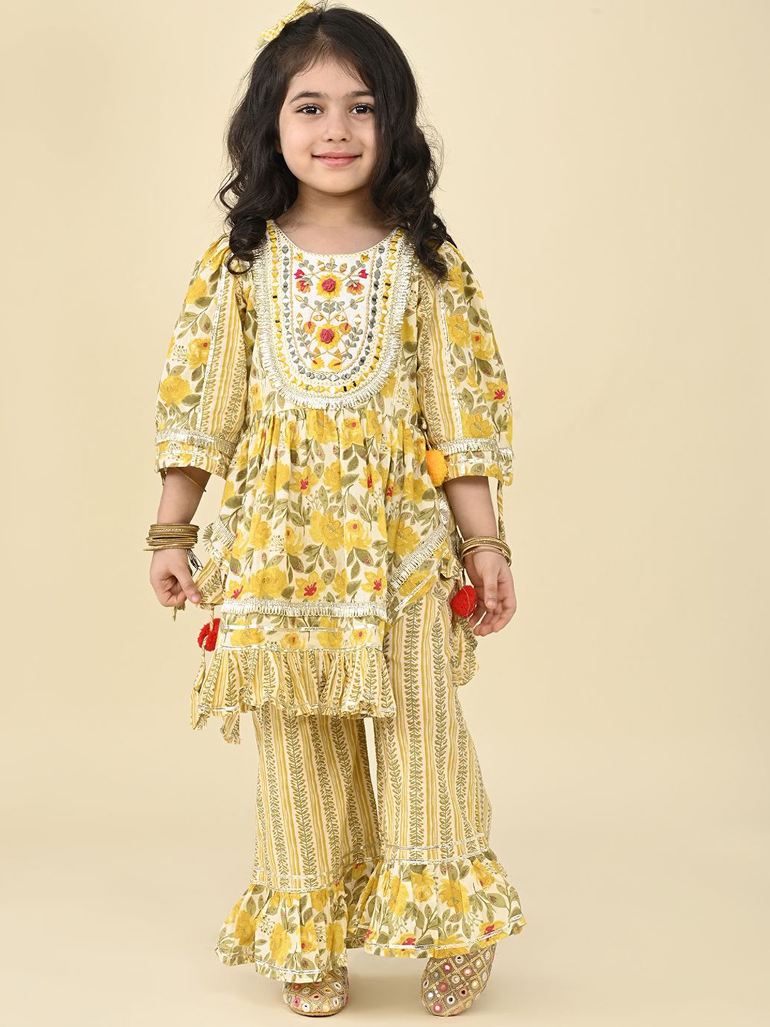 

LIL PITAARA Girls Floral Printed Round Neck Gotta Patti Pure Cotton Kurta & Palazzos, Yellow