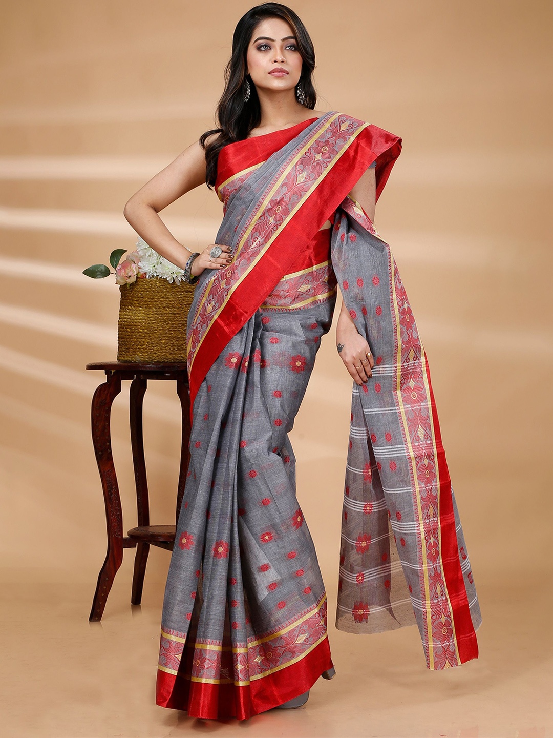 

PuJoy Floral Pure Cotton Taant Saree, Grey