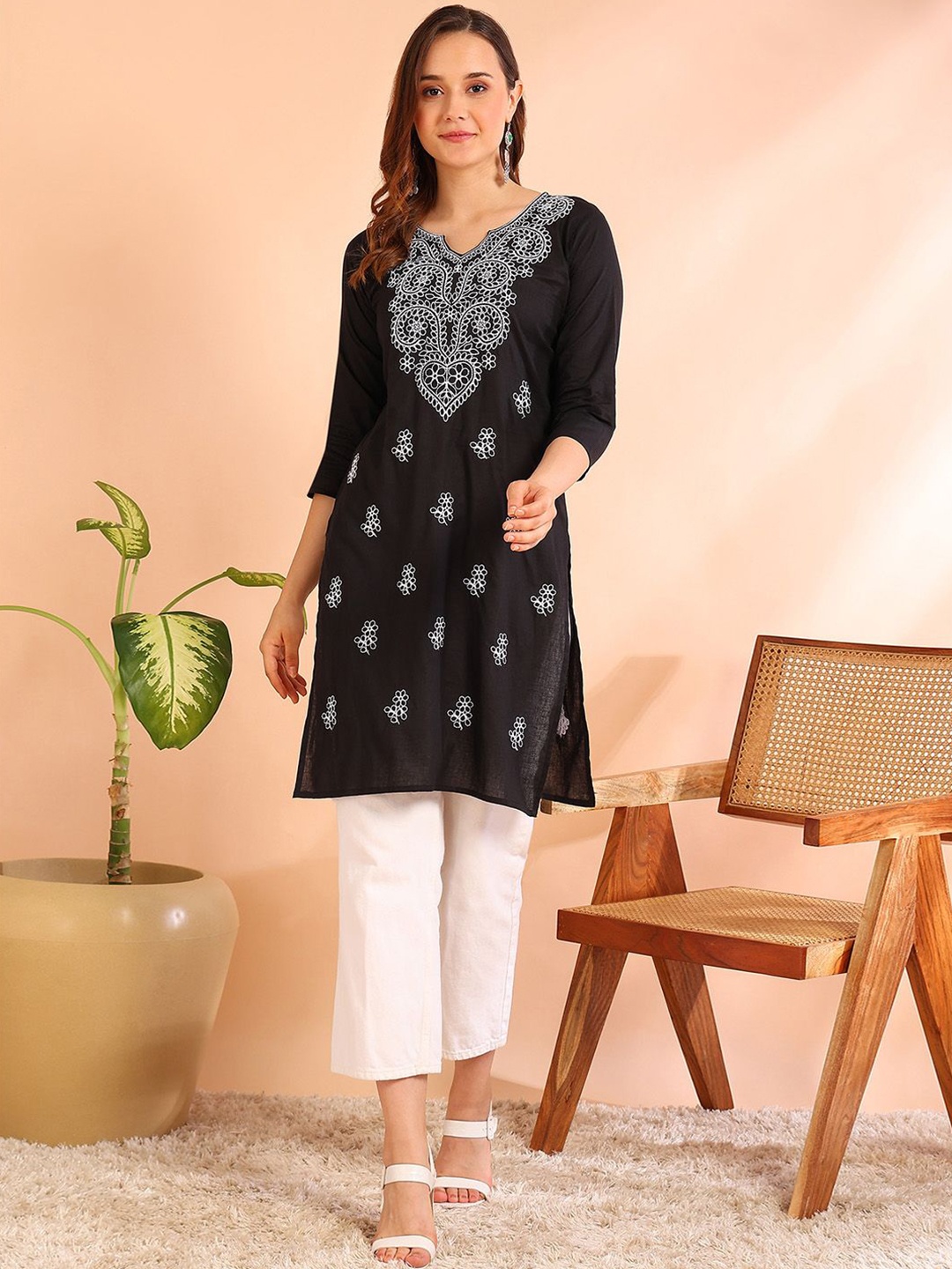 

TOP N THREAD Ethnic Motifs Embroidered V-Neck Chikankari Chikankari Kurti, Black