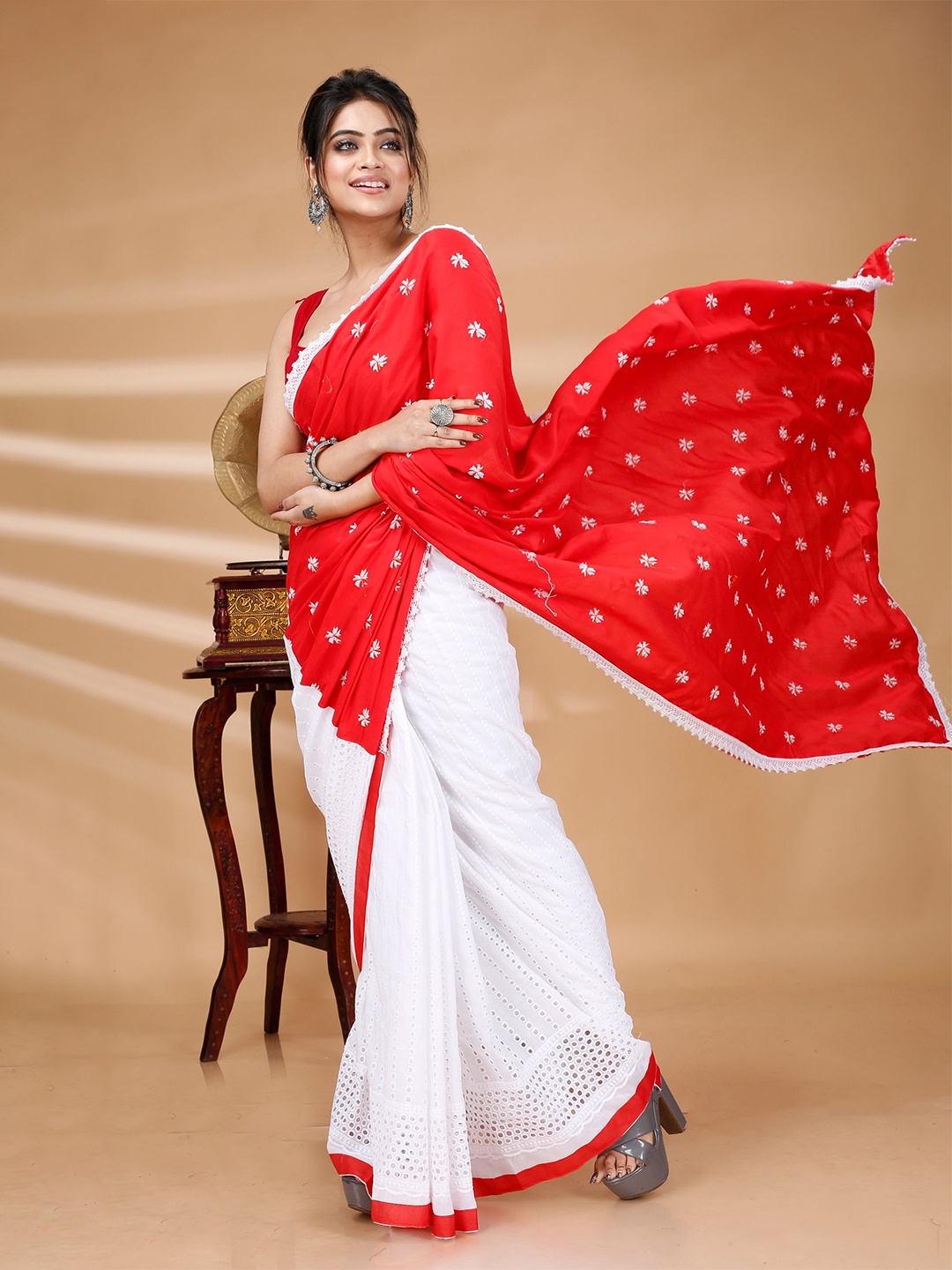 

PuJoy Floral Embroidered Pure Cotton Taant Saree, Red