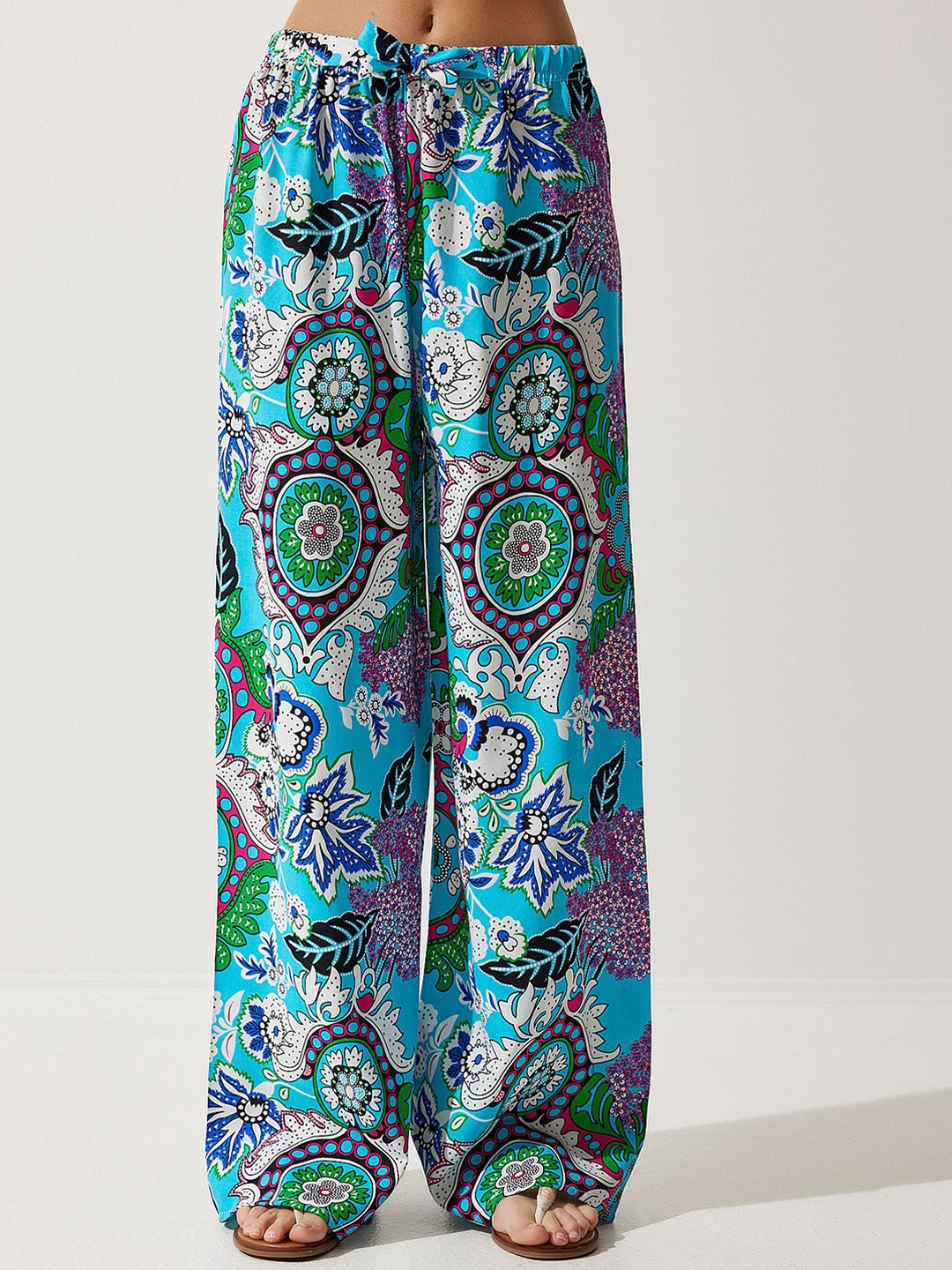 

Happiness istanbul Women Floral Printed Parallel Trousers, Blue