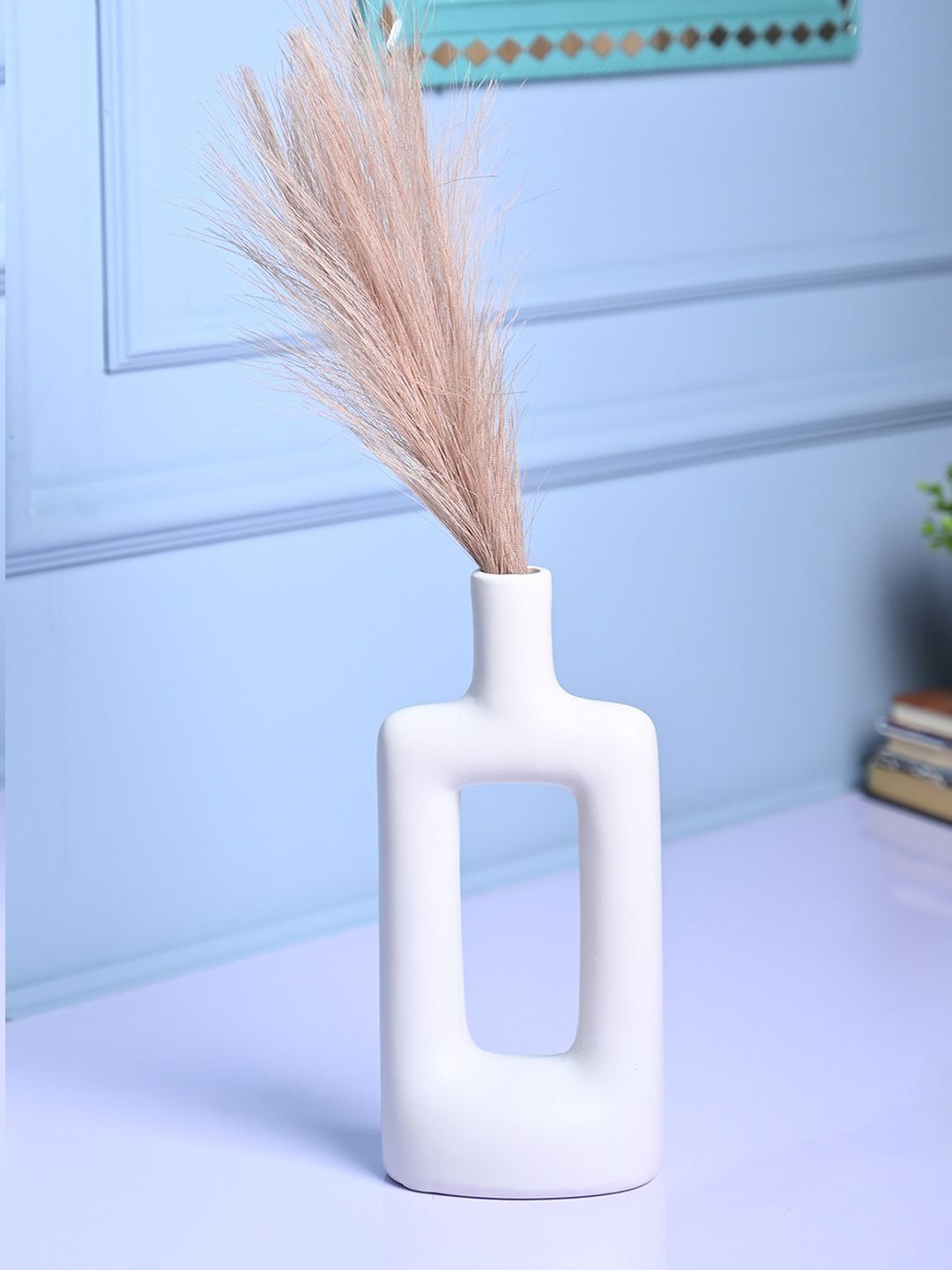 

MARKET99 White Asymmetrical Shaped Ceramic Vase