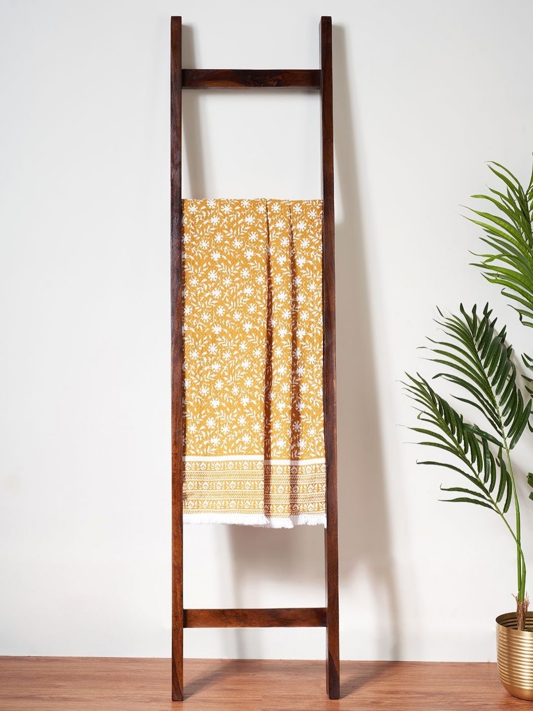 

Living scapes by Pantaloons Yellow & White Printed Cotton 210 GSM Bath Towel