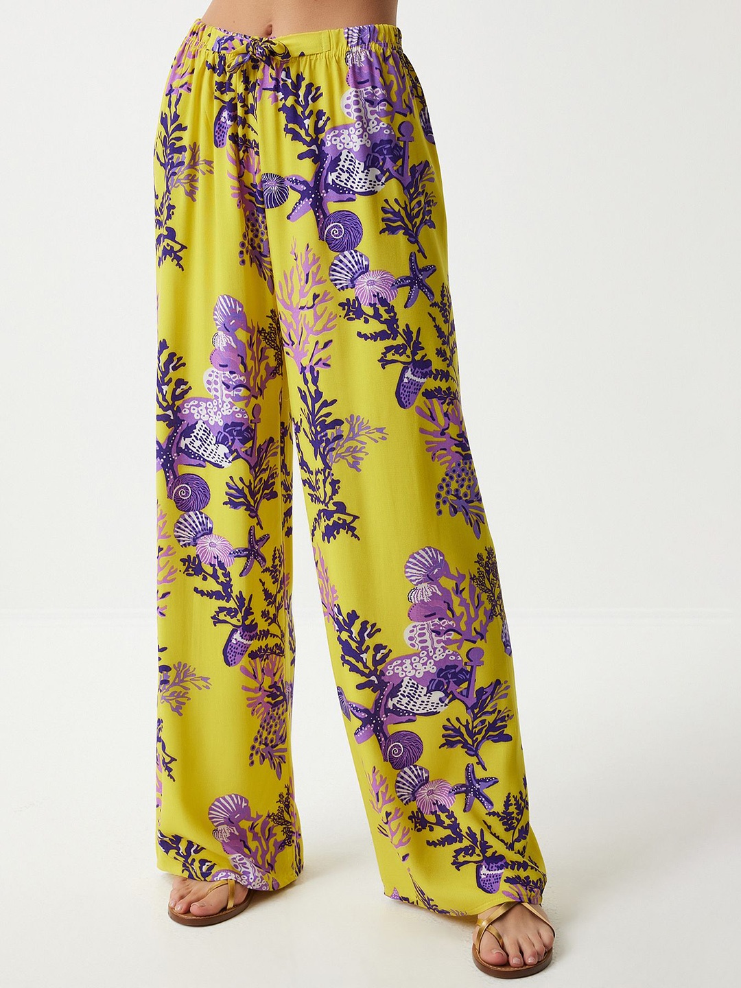 

Happiness istanbul Women Floral Printed Loose Fit Parallel Trousers, Yellow