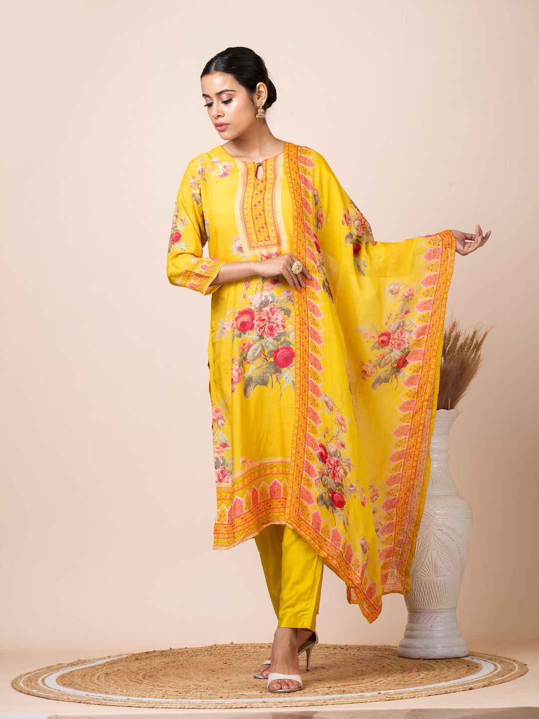 

SARSO Floral Printed Keyhole Neck Straight Kurta, Yellow