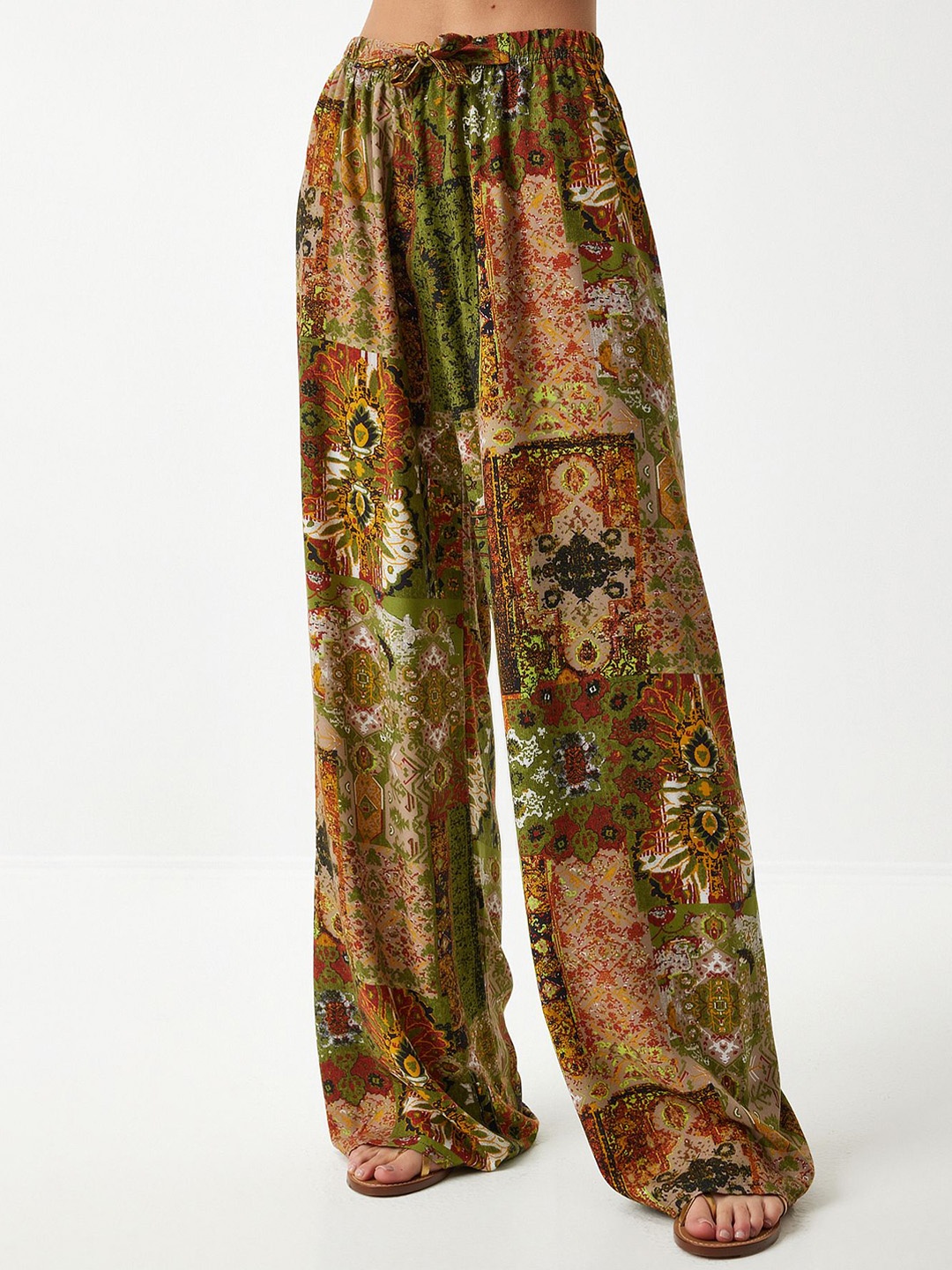 

Happiness istanbul Women Floral Printed Trousers, Green