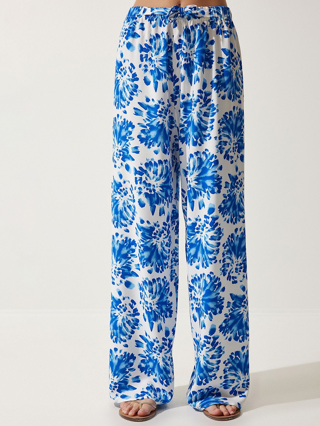 

Happiness istanbul Women Floral Printed Trousers, White
