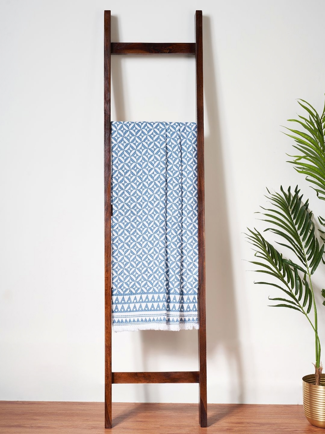 

Living scapes by Pantaloons Blue & White Printed Cotton 210 GSM Bath Towel