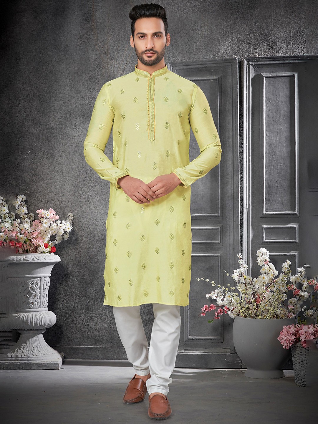 

BERISTON Floral Embroidered Sequinned Chanderi Silk Straight Kurta with Pyjamas, Lime green