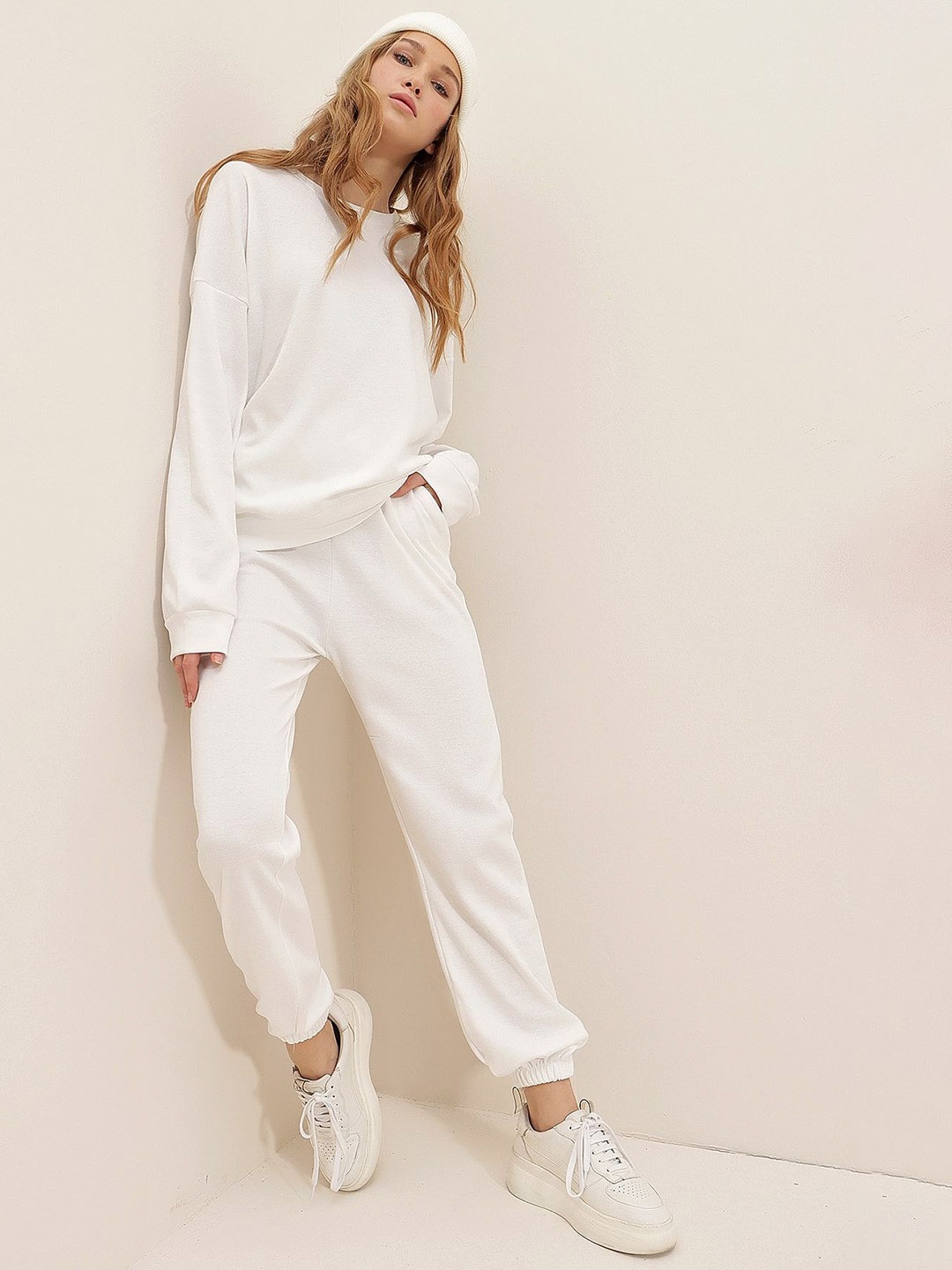

Trend Alacati stili Women Long Sleeve Sweatshirt & Joggers Tracksuits, White