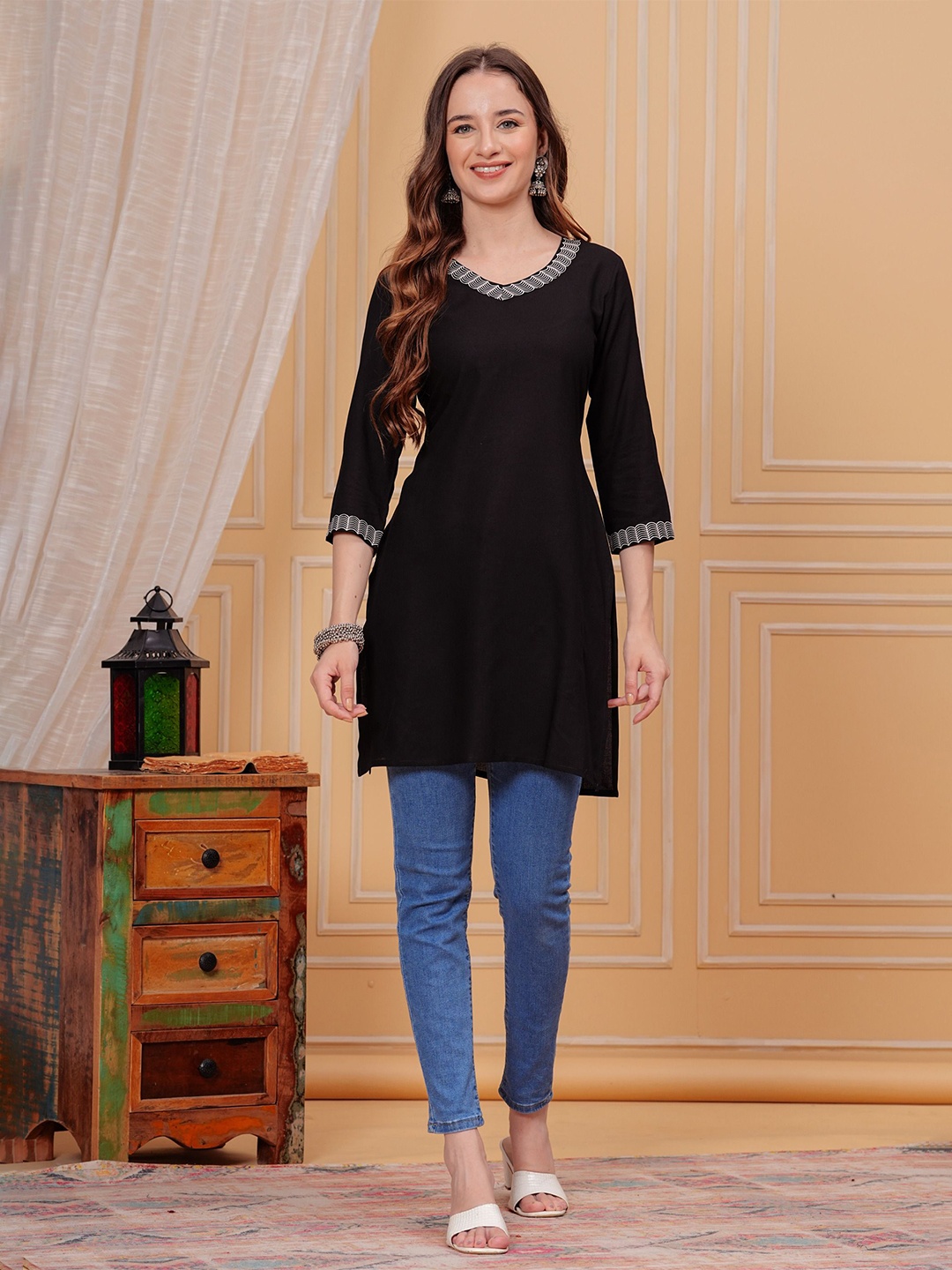 

PURSHOTTAM WALA V-Neck Kurti, Black