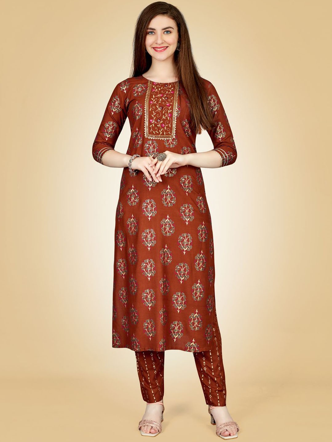 

WILNERCROWN Floral Printed Straight Kurta with Churidar, Maroon