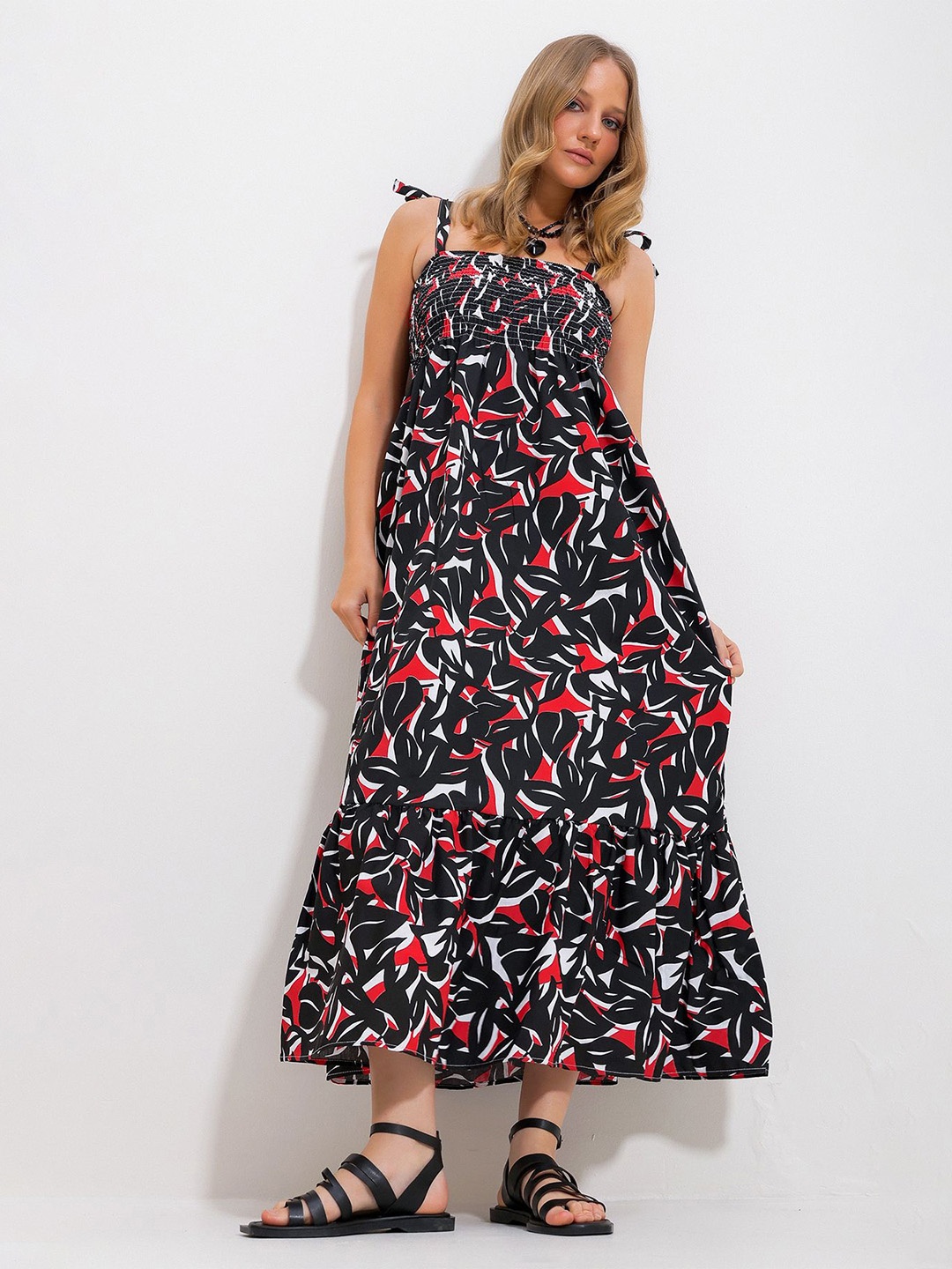 

Trend Alacati stili Smocked Abstract Printed Maxi Dress, Black