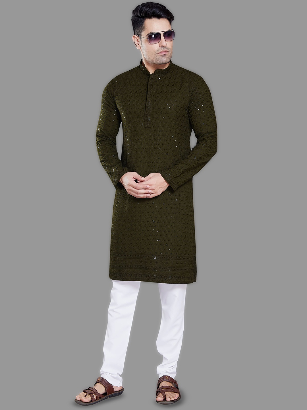 

DIVISIVE Floral Embroidered Sequinned Mandarin Collar Kurta With Trousers, Green