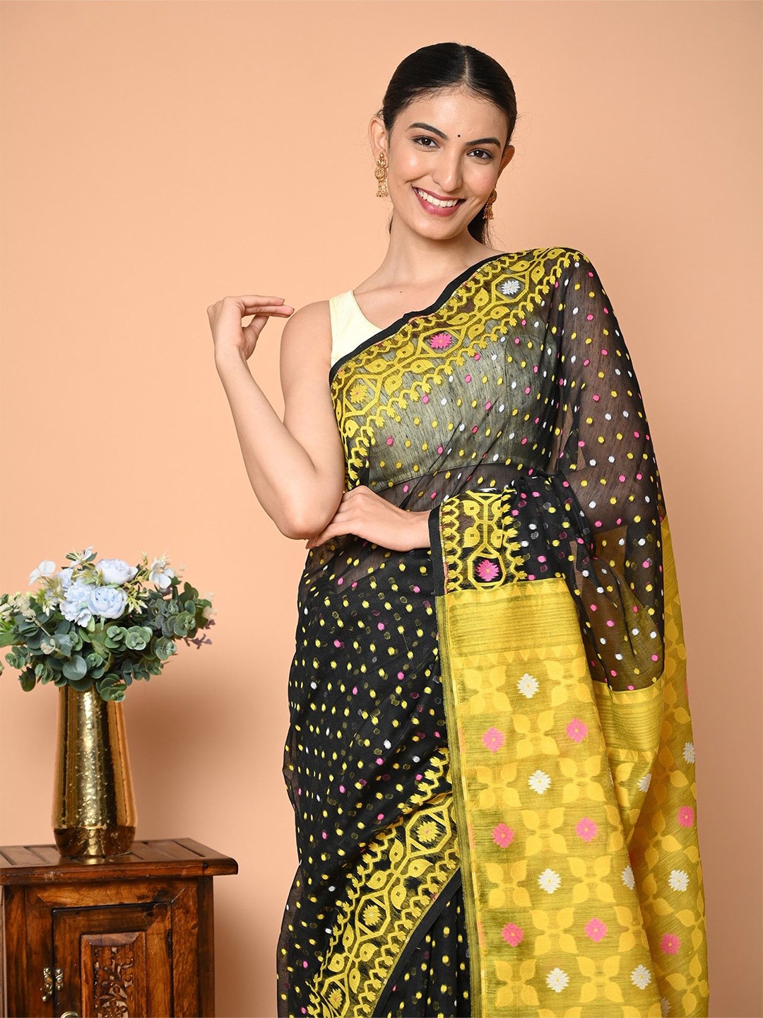 

BEATITUDE Woven Design Pure Cotton Saree, Black