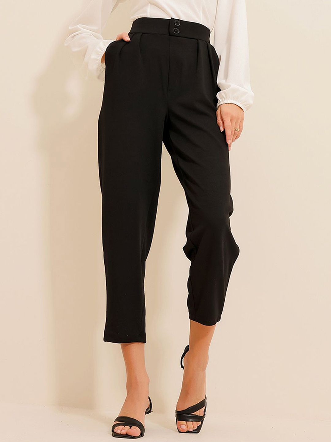 

Trend Alacati stili Women Pleated Regular Fit Cropped Trousers, Black