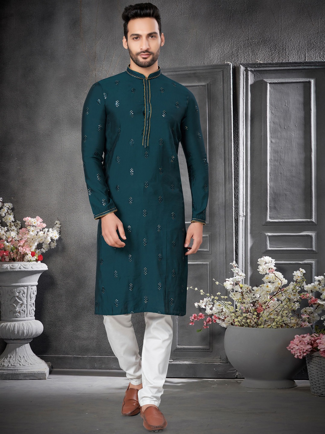 

BERISTON Floral Embroidered Thread Work Chanderi Silk Kurta With Pyjamas, Green