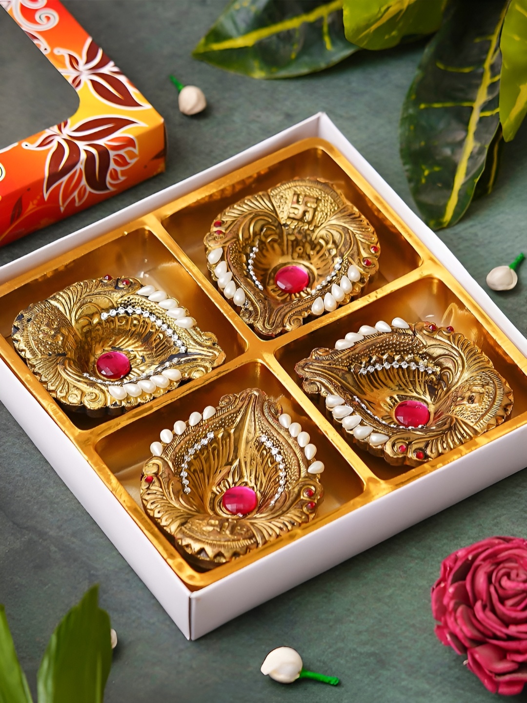 

eCraftIndia Gold Toned & White 4 Pieces Textured Clay Diyas