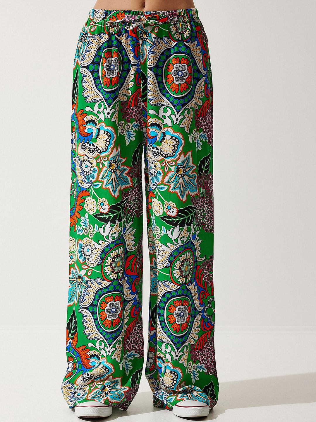 

Happiness istanbul Women Floral Printed Trousers, Green
