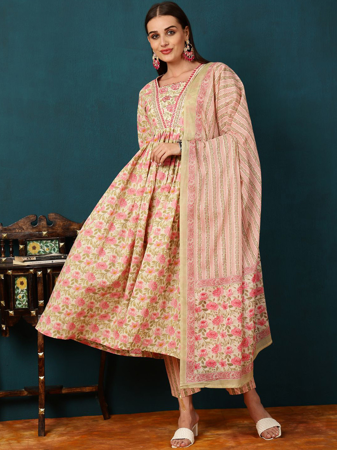 

KIMAYRA Floral Printed Kurta with Trousers & Dupatta, Pink
