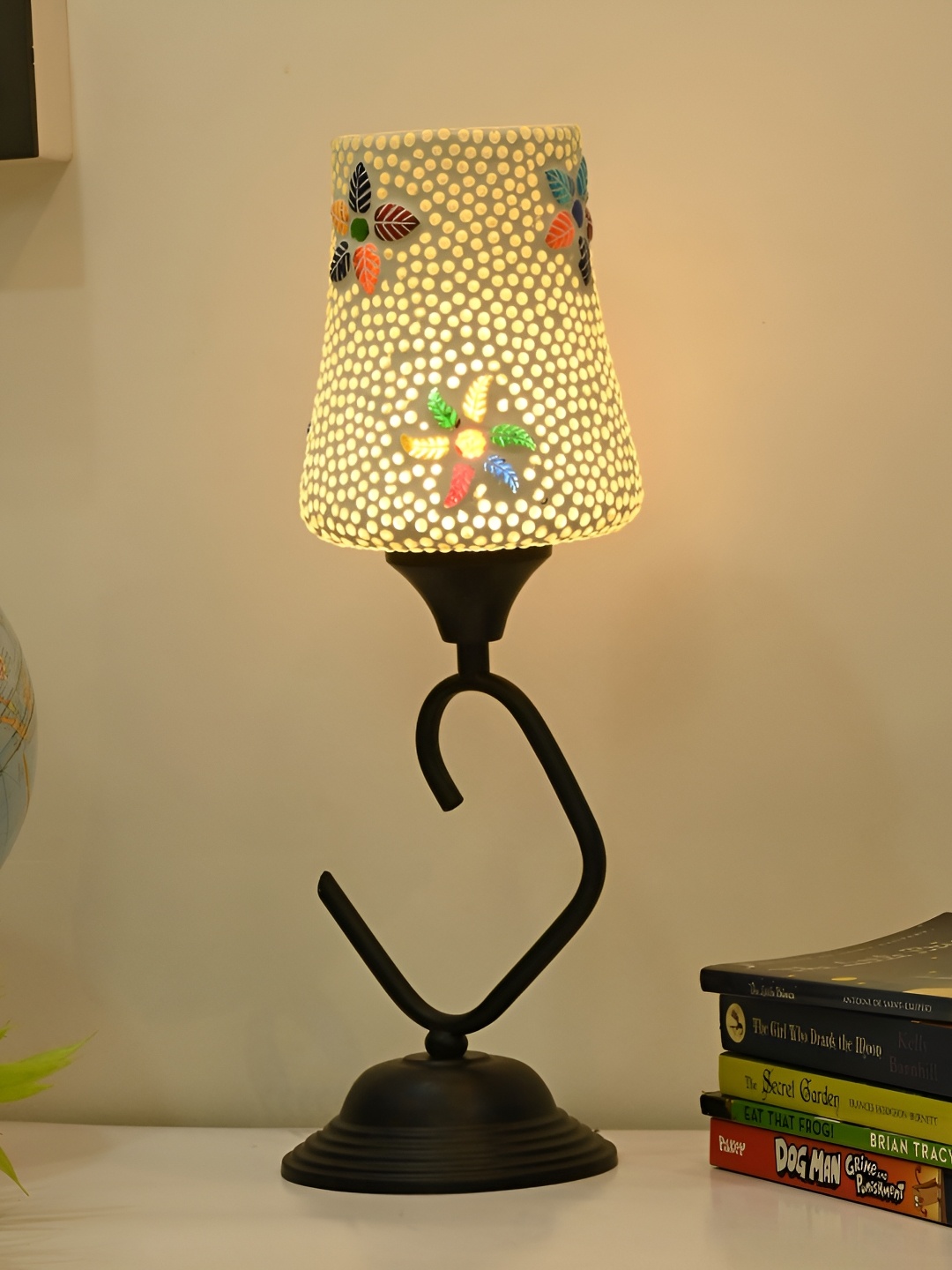 

Afast White & Black Textured Traditional Bell Shaped Glass Table Lamp With Adjustable Cord