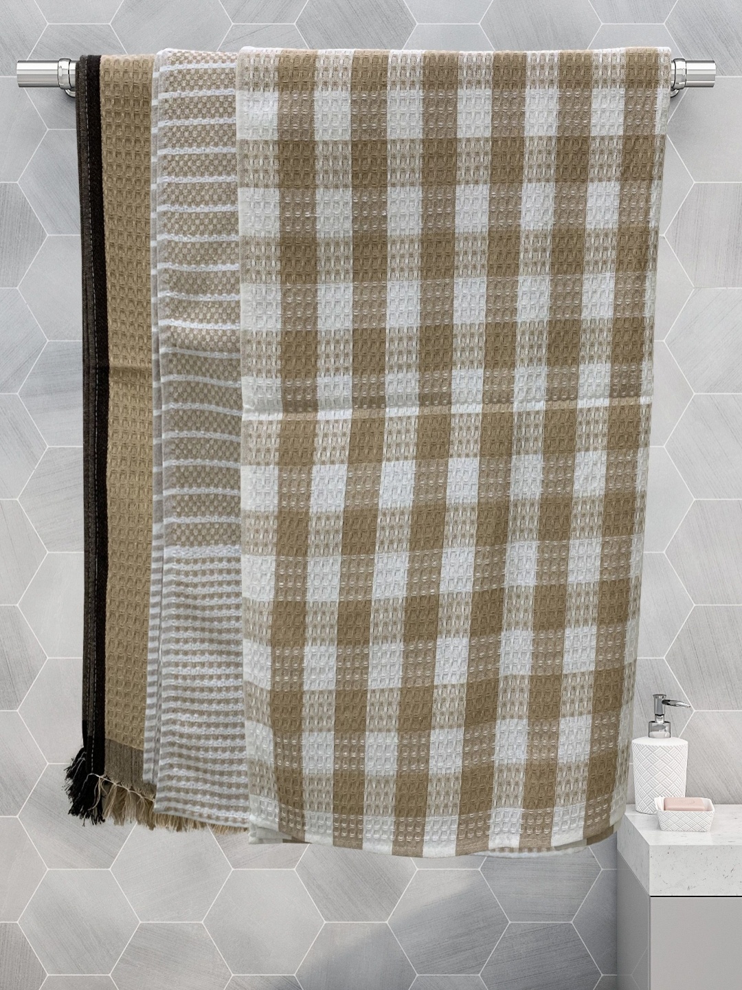 

Aura Beige & White 3 Pieces Checked Cotton 210 GSM Bath Towel