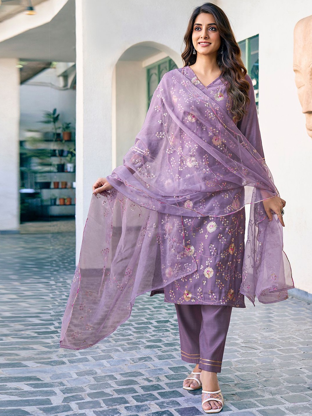 

SKYLEE Floral Embroidered Regular Phulkari Straight Kurta with Trousers & Dupatta, Purple