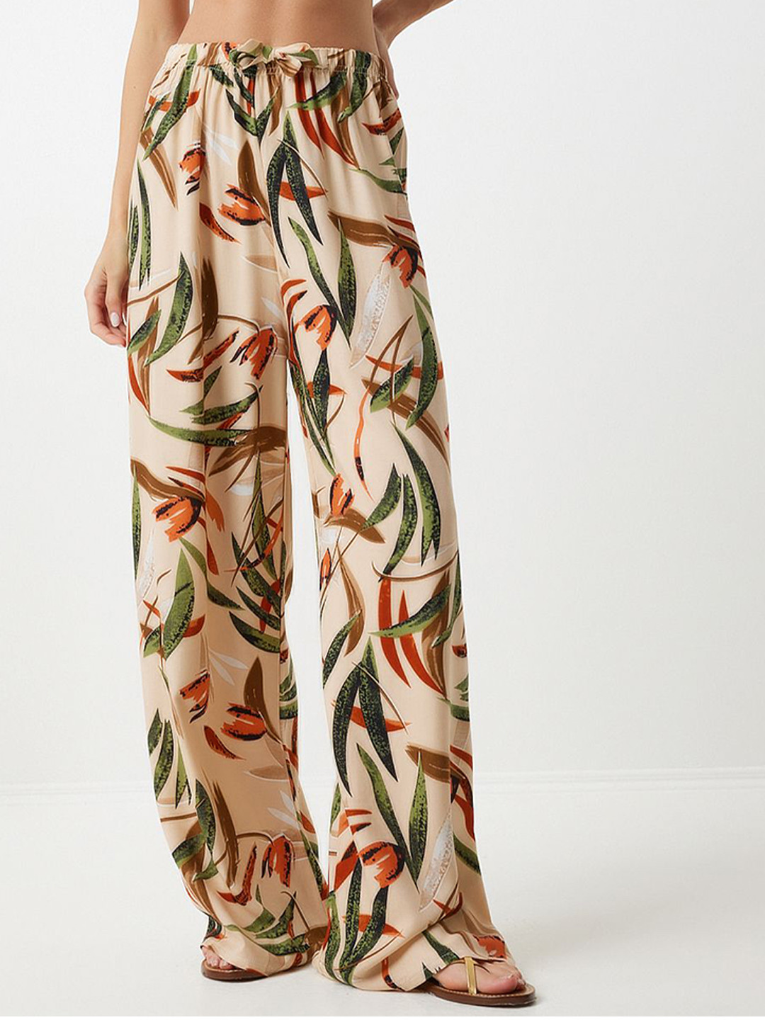 

Happiness istanbul Women Floral Printed Loose Fit Trousers, Cream