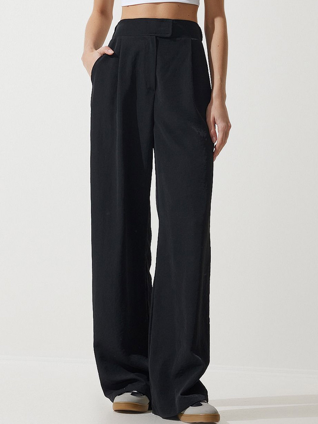 

Happiness istanbul Women Solid Pleated Trousers, Black