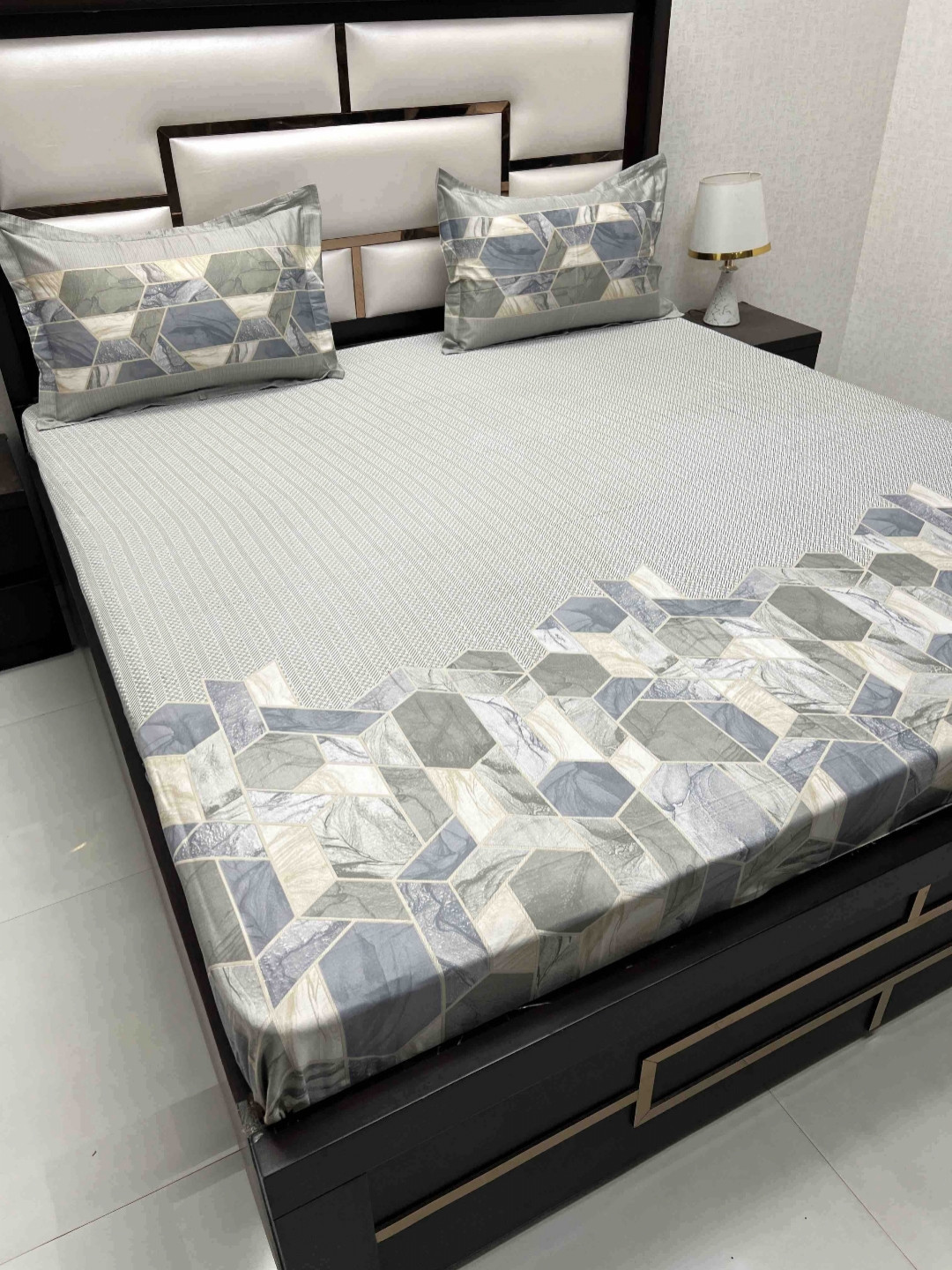 

Pure Decor Royal Majestic Grey Geometric 400TC Pure Cotton King Bedsheet & 2 Pillow Covers